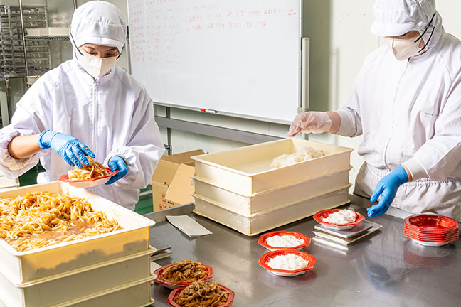 中華惣菜 製造の様子